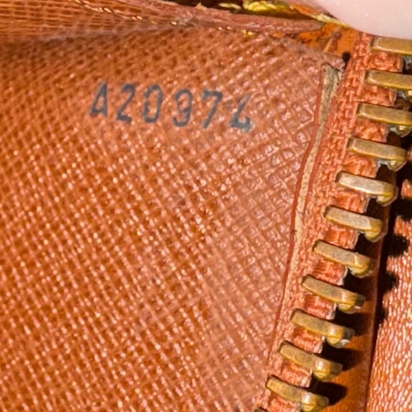 ❌SOLD❌ Louis Vuitton Cognac Brown Epi Leather Pochette Envelope Clutch EUC - Picture 10 of 17